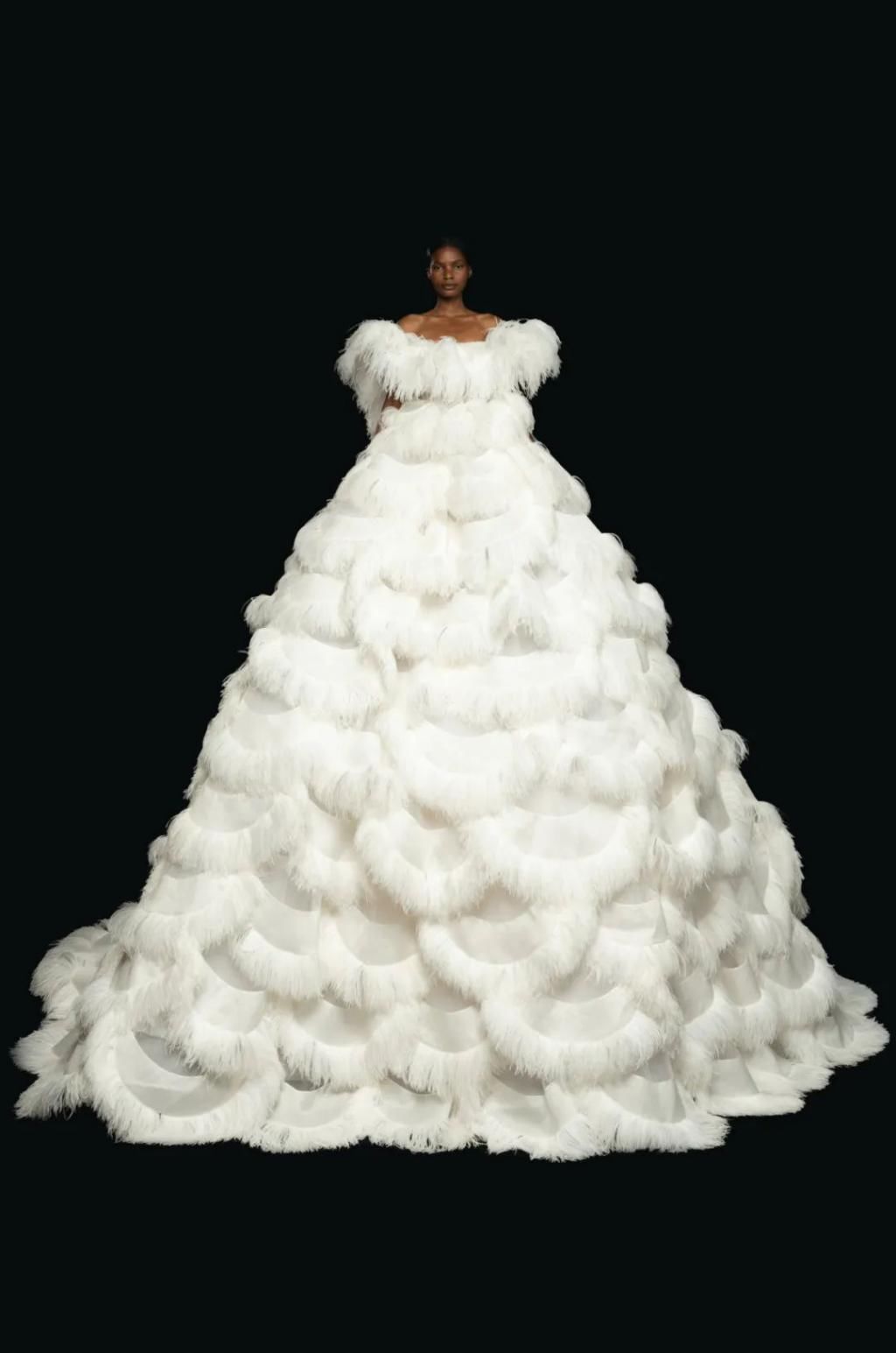  高级|Valentino2020秋冬高级定制，一次人与数码技术的对话