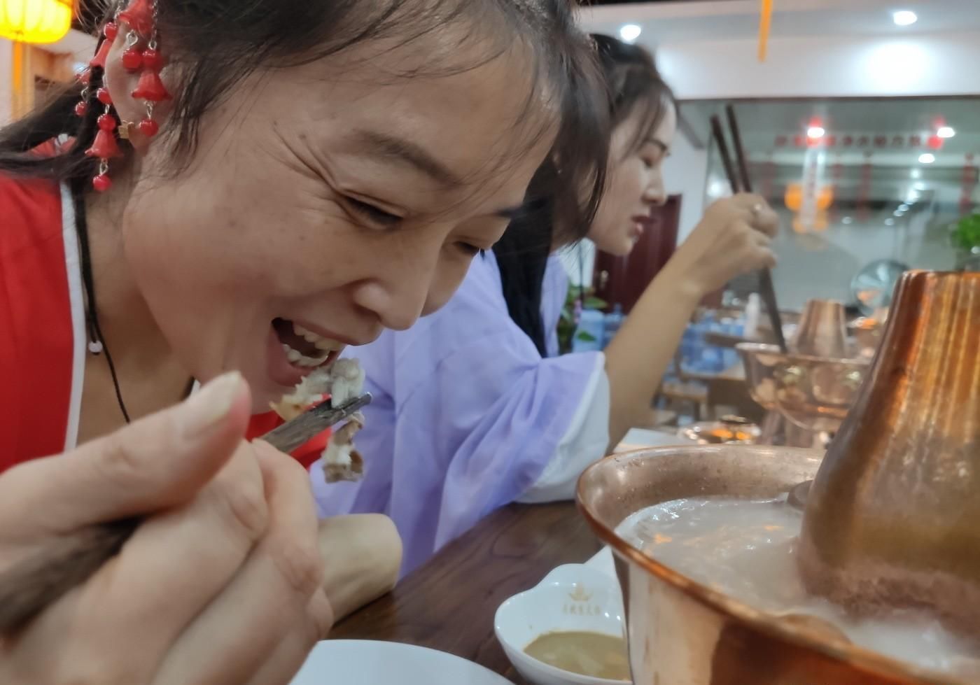 羊汤|山东滨州：美女穿汉服进羊汤店 狂吃火锅引发热议