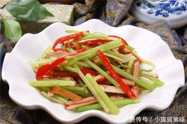 白香干|吃有营养的炒菜——芹菜炒香干,酥脆,香甜多汁,家人爱吃