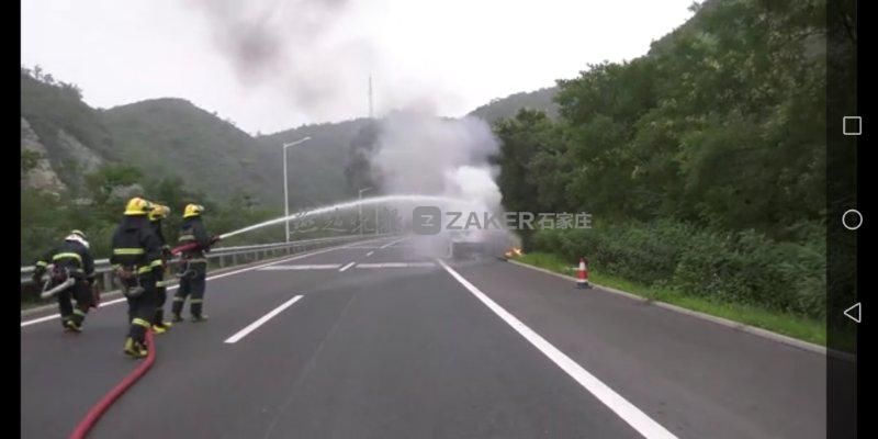  起火|危险！装载液化石油气罐的卡车起火