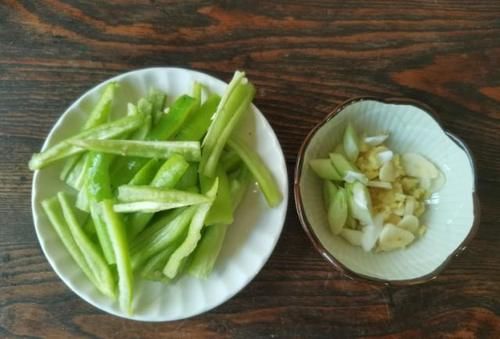 后把|1把平菇，1块豆腐，简单的家常菜，味道营养不输大鱼大肉
