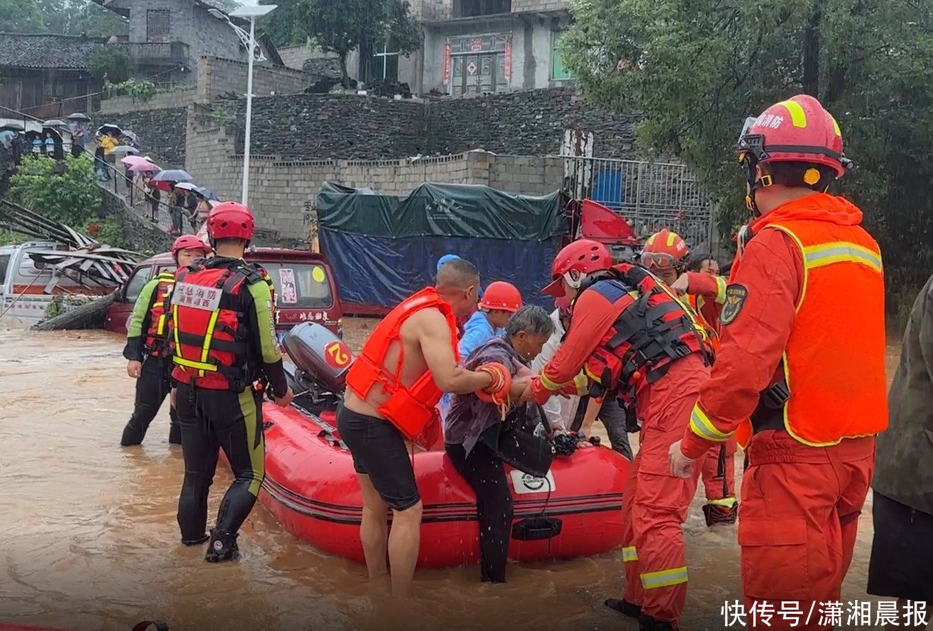 湘西多地暴雨，有人在挂车内等救援，截至目前湘西消防转移疏散455人