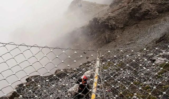 运送|玉龙雪山美丽的背后：他们一天运送1吨粪便、悬崖边清垃圾…