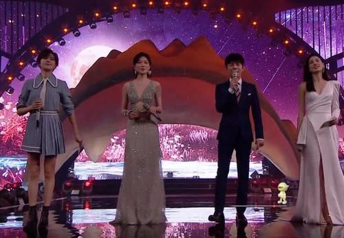  姐姐|万茜主持首秀台风稳，抢话何炅超自信！