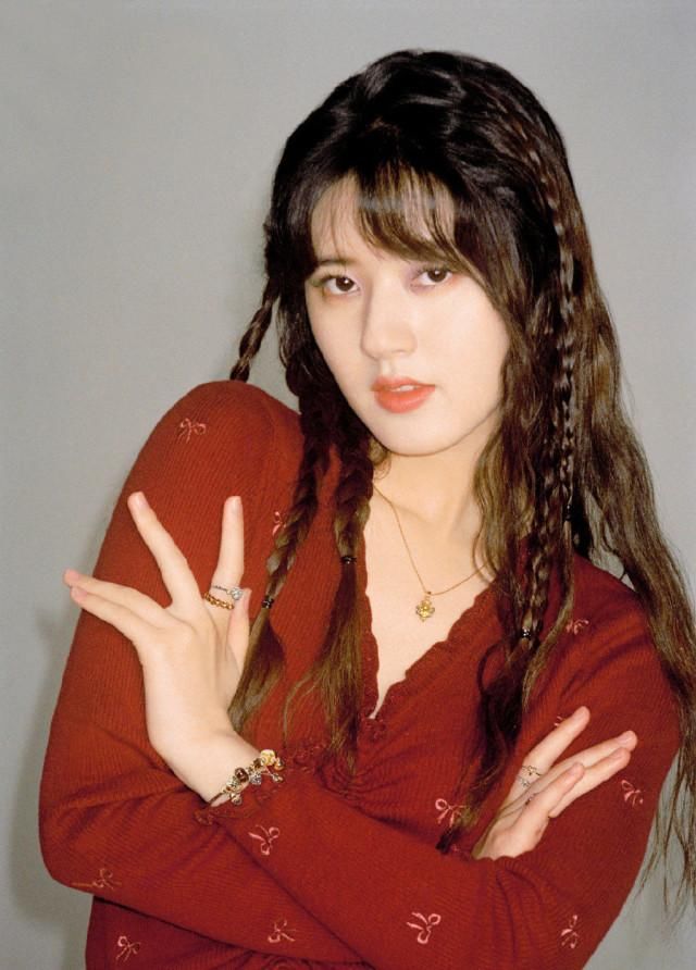  三千鸦杀＂,＂fkws＂:＂青年|赵露思气质好高级，涂蓝色眼影穿灯笼袖毛衣，小露香肩优雅大气