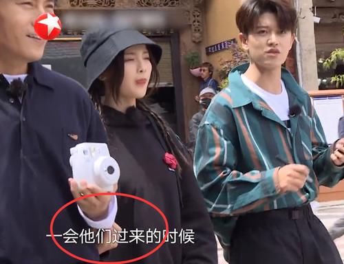  榴莲|杨超越向秦昊撒娇买烤榴莲，有谁注意她手放哪里？果然后谨慎