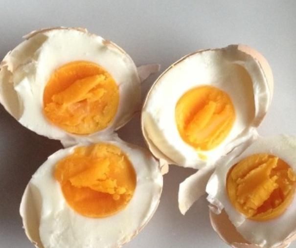 沙流油|不管腌制什么蛋,多加这“两味料”蛋黄起沙流油,超级好吃