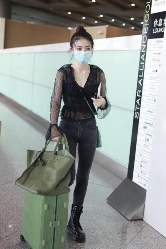  上衣|徐璐真挺瘦，荷叶边上衣配牛仔裤造型“松垮垮”，纤细腰身好吸睛