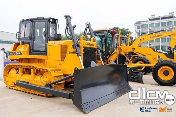 新品|“七剑下天山”丨柳工路机七款新品燃爆20周年庆典现场