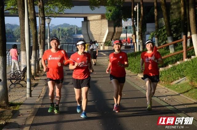 岳阳|岳阳举行环王家河大桥接力跑活动庆八一建军节