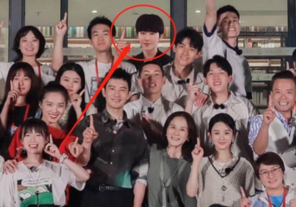  杀青|《中餐厅4》杀青大合影，刘宇宁因故缺席，节目组的做法太用心