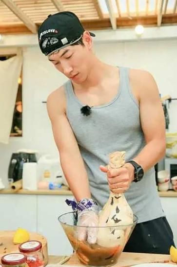  红烧鱼|张亮做菜被客人投诉，红烧鱼没做熟，赵丽颖机智圆场