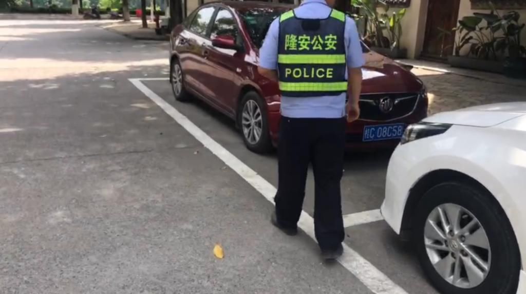 占用|【创建文明城】最新曝光！私自占用公共停车位、乱停车？治！