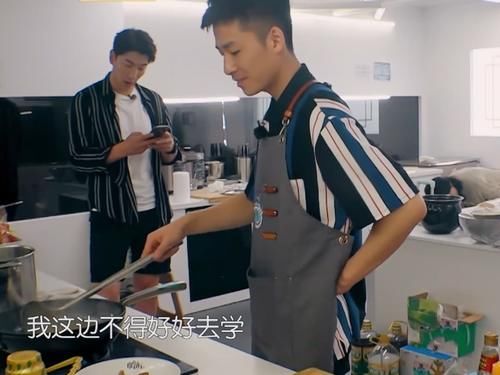  得知|中餐厅：赵丽颖对冯伟一见如故，得知冯绍峰和他的关系，是我小瞧了