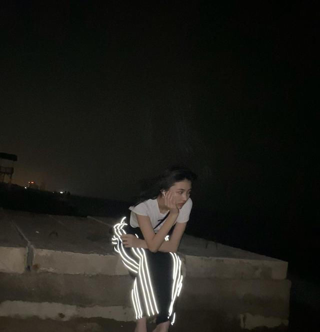 夜光|汪峰大女儿深夜坐屋顶,穿夜光裤像围了一排灯,表情凝重似有心事
