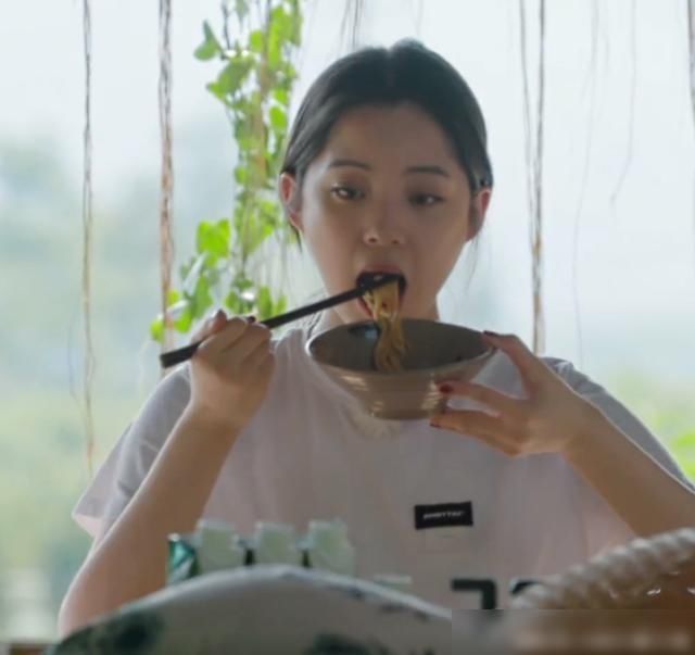  可惜|欧阳娜娜爱吃黄老师做的面条，看到她吃饭的样子，不当吃播可惜了