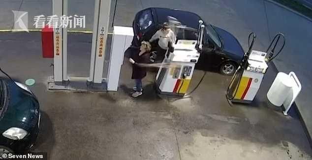  忘拔|司机忘拔加油枪酿惊险一幕！女顾客脑袋险被砸中