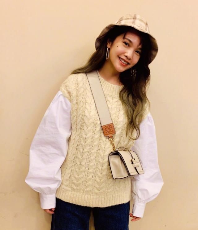 发色|杨丞琳穿搭日系小清新，发色搭配服装更亮眼，造型又甜又盐