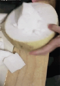  好羡慕|搞笑GIF：好羡慕啊，这样的花式秀恩爱，默默看看了身旁200斤的女友