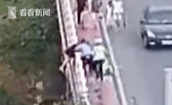  民警|情侣吵架女孩冲出10米高桥 巡逻民警狂奔拽回