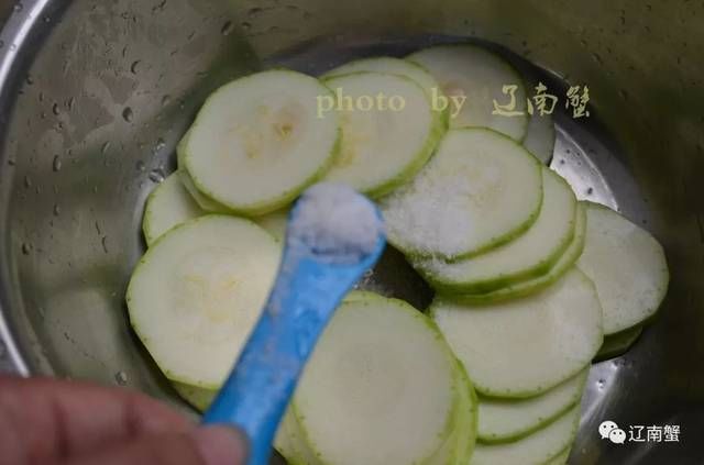  炒肉|西葫芦别再炒肉了，这样吃，上桌就被抢光！