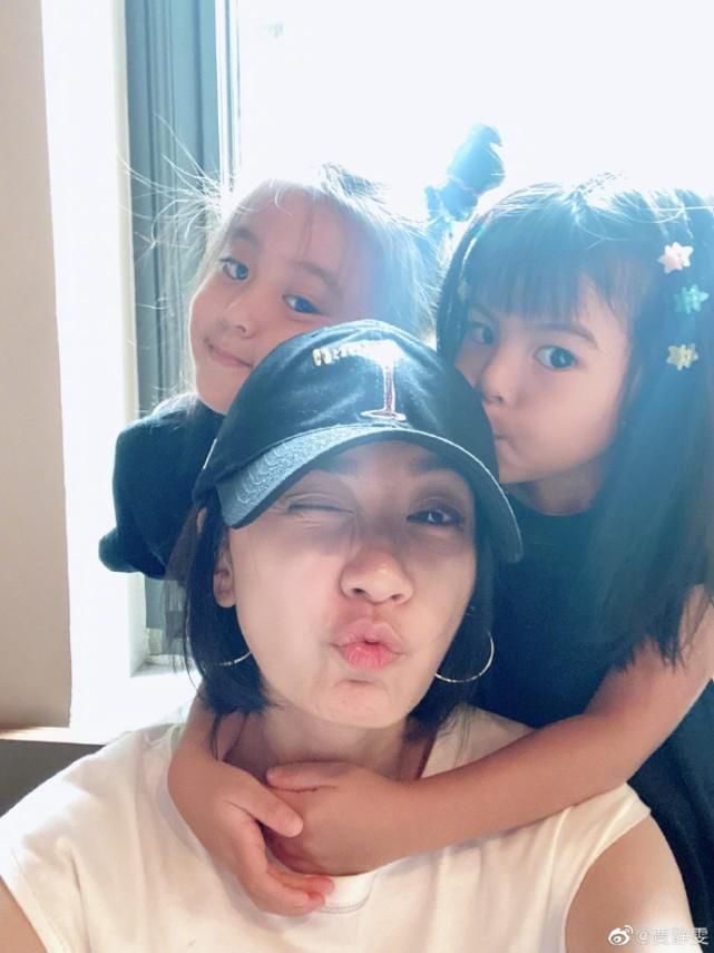  贾静雯|贾静雯晒与两女儿自拍照 波妞换牙门牙缺一颗呆萌可爱