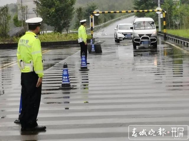  交警|高速公路非法倒车！保腾交警直接记了司机12分并扣驾驶证