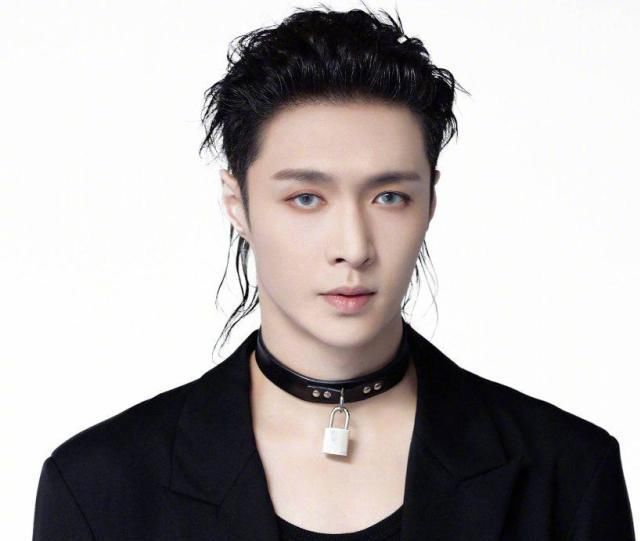  张艺兴舞蹈|张艺兴酷炫表演高燃全场，后方舒淇疯狂打call，舞蹈实力独受认可