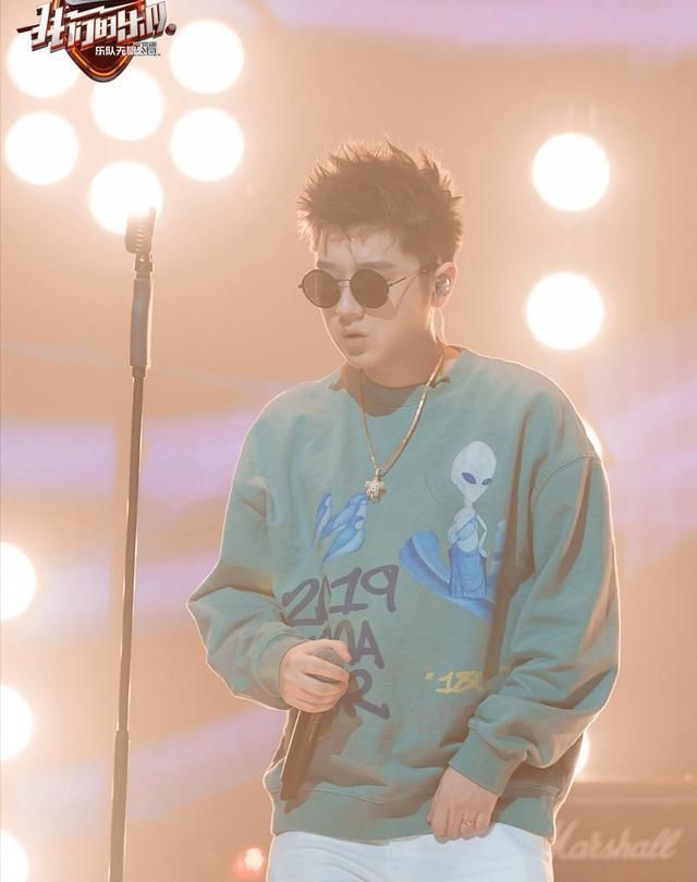 太装|说唱歌手又出事?王以太演出被观众喷脸,原因竟是“太装”