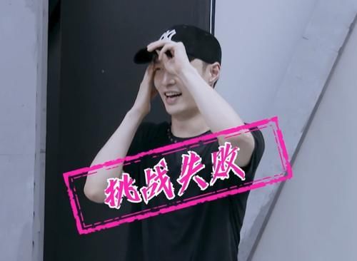  张艺兴|不敢信张艺兴居然尝试“直男挑战”，当女孩伸手后，是个男的都崩溃