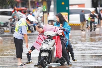 赤脚|交警赤脚疏导交通 热心市民暖心送鞋