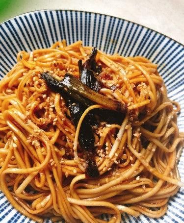  懒人|懒人必备技能，有挂面就能做的简单美味葱油拌面，好吃到渣都不剩