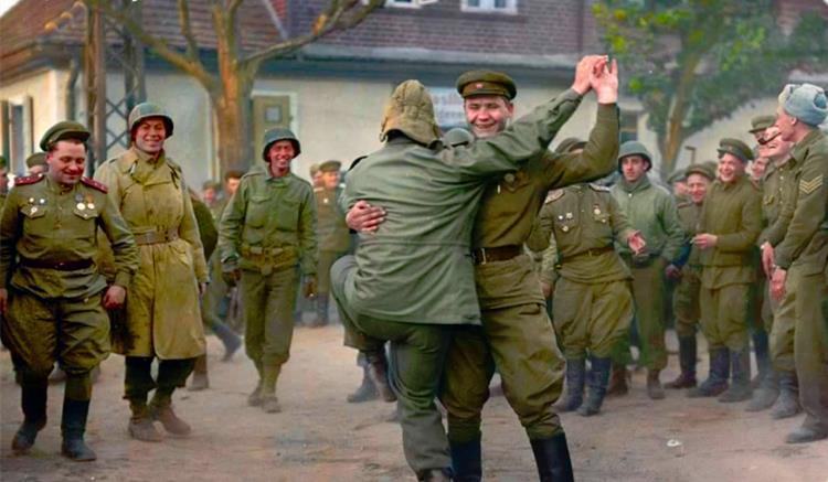 杀人比赛|历史上过目难忘的照片:淞沪会战中挂彩的军人,易北河畔跳友谊舞的苏美士兵