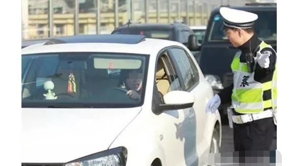  脖子|女车主开车时挠脖子，罚款200元，车主：脖子痒怎么办？