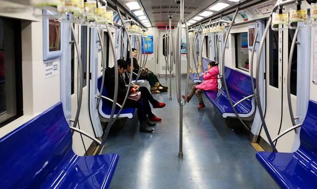  出门|周末出门乘地铁，孩子当心这几个安全常识，遇到紧急情况勿惊慌