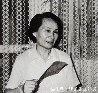 李淑贤和溥仪|溥仪最后一任妻子李淑贤:直言溥仪离不开她,图9抱着溥仪的骨灰