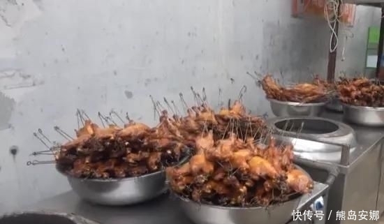  小七|大姐路边卖“万人迷”小吃，8元一只，日卖上千只