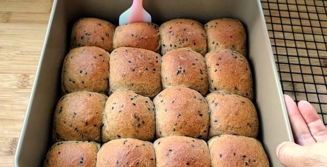 面包|非常适合新手的【波兰种全麦小餐包】,效果超赞,软到不知所措