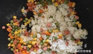 玉米|酱油炒饭+胡萝卜 玉米,营养美味简单