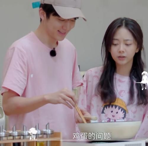  兄妹|谭松韵想吃煎鸡蛋，张新成主动帮忙，却煎的不太好，松韵的安慰暖心了