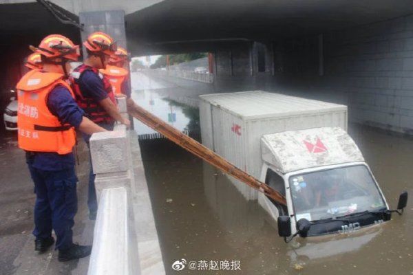  消防救援|货车涉水老大爷被困 消防架六米拉梯成功解救