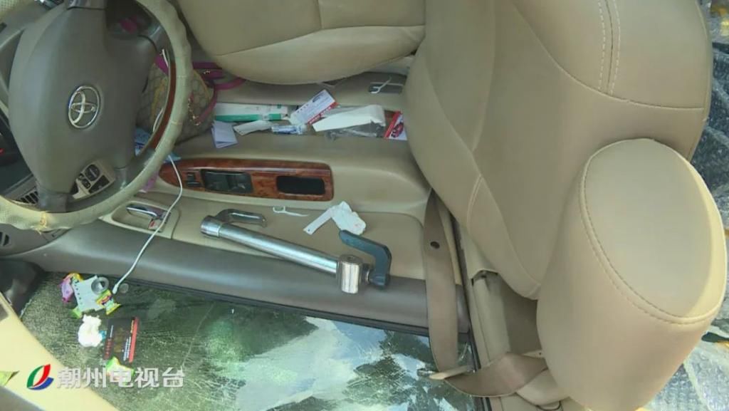  车主|绿榕北路一辆小轿车侧翻在机动车道上，车主一头雾水