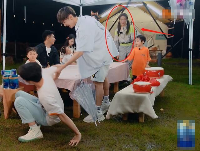  真的|张新成节目意外摔倒，注意到谢可寅下意识的举动，真的太暖心了