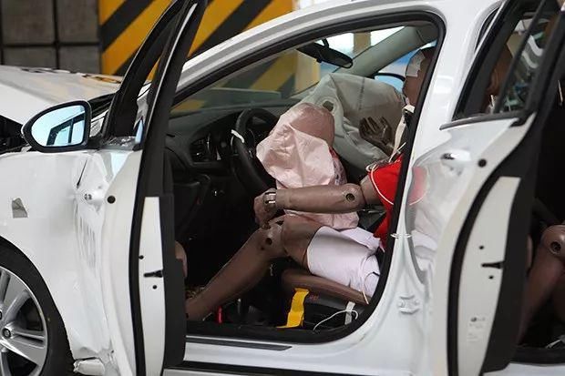  车身方面|车身够硬，还真救命