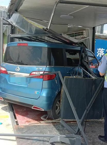  杭州|杭州一面包车径直冲入工地保安室，一名保安受伤严重！