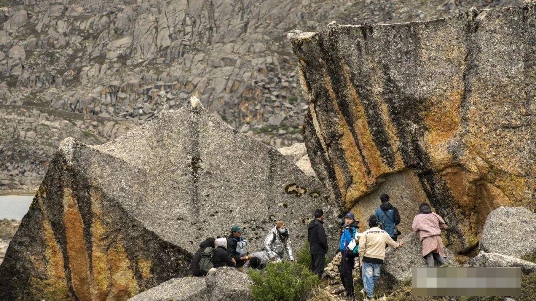 四川首次！甘孜海子山-格聂区域发现六处史前涂绘类岩画，图案含持物人形等