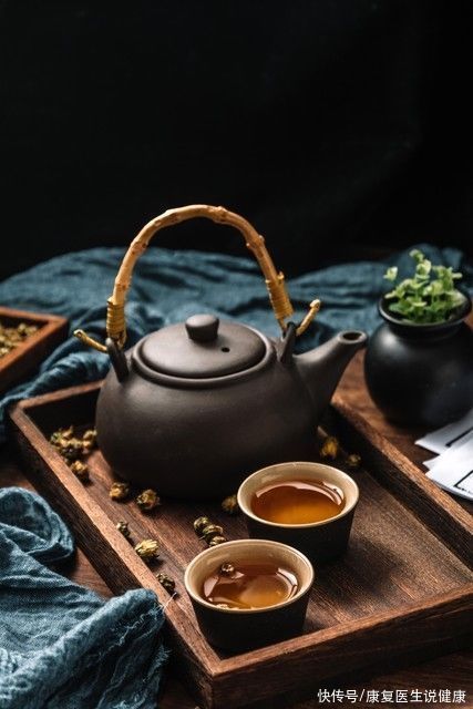 中药枸杞奶茶(中药奶茶热卖，熬夜喝枸杞水、吃冷饮泡脚真的养生？一文说清真相)