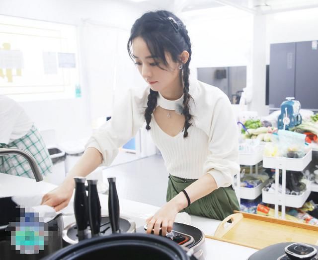  中餐厅|《中餐厅4》首播，赵丽颖学切牛肉，看到李浩菲的举动也太暖心了