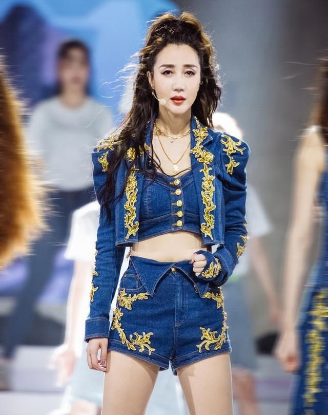  张艺兴|宁静团连线请教张艺兴，而张艺兴看手机的方式成了“亮点”