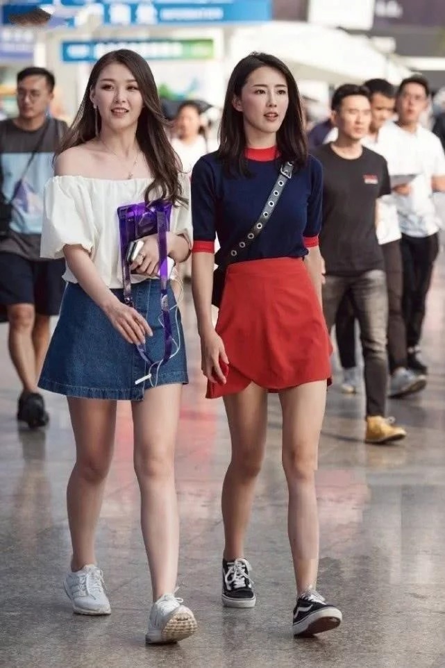 粉色|街拍：小姐姐身着粉色针织衫，安然恬静，侧颜女神